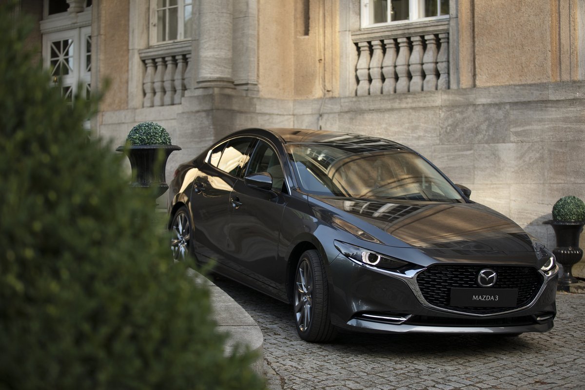 taku2_4885's tweet photo. 【ブログ更新✍】

ポーランドマツダが「MAZDA3 / CX-30」の商品改良モデルを正式発表。
エアログレーメタリックや2つの新グレードが追��されてますが、公開された情報が限られてるので、噂通りシートベンチレーション等も導入されたのかまだ不明です・・・。

（ブログURLはリプライへ） https://t.co/nN5Ed8ssZA