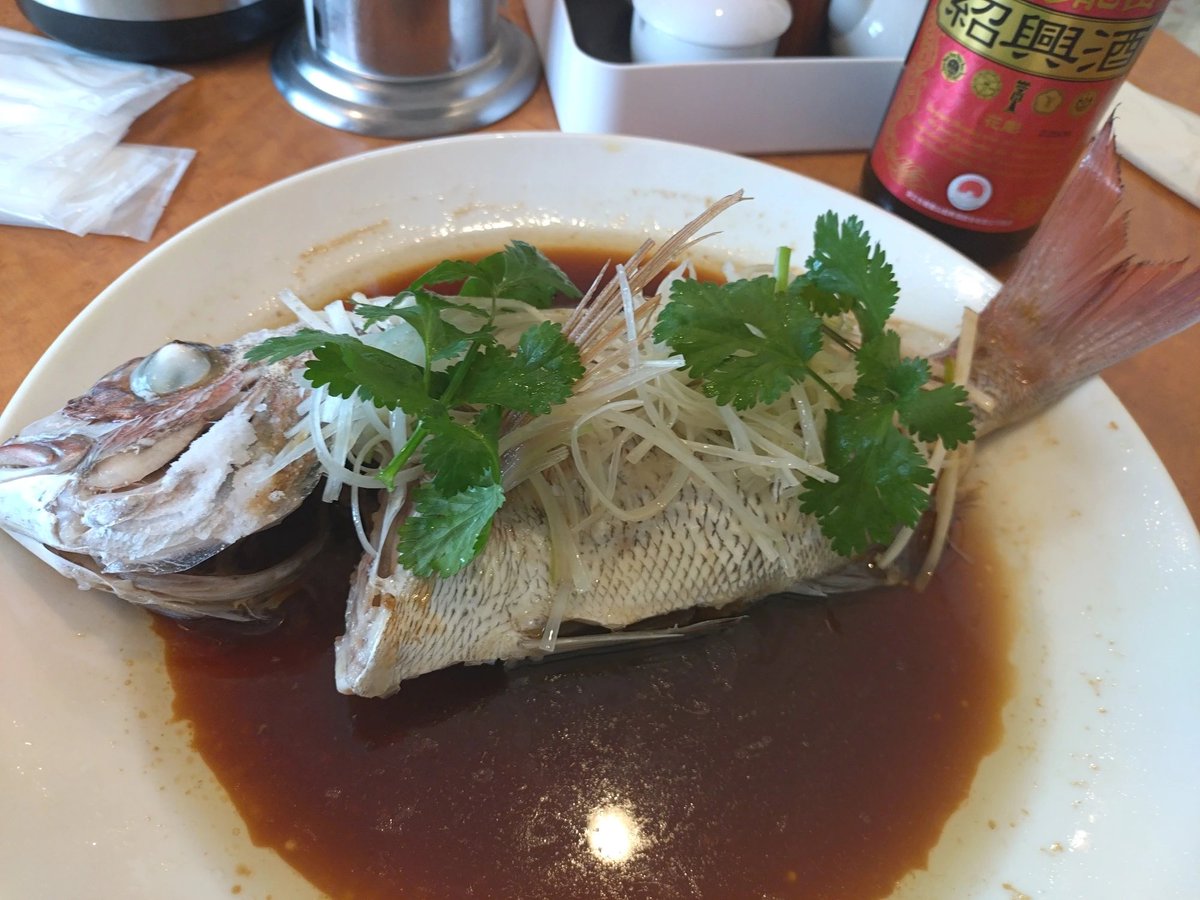 ciliuse_karin's tweet photo. 南粤美食でお昼の宴会。魚介多めで嬉しい。 海老の豆鼓がけと土鍋の魚介と春雨のお料理が特に美味しかったなあ。鶏もプリプリ。 https://t.co/WXTDMzeiYR