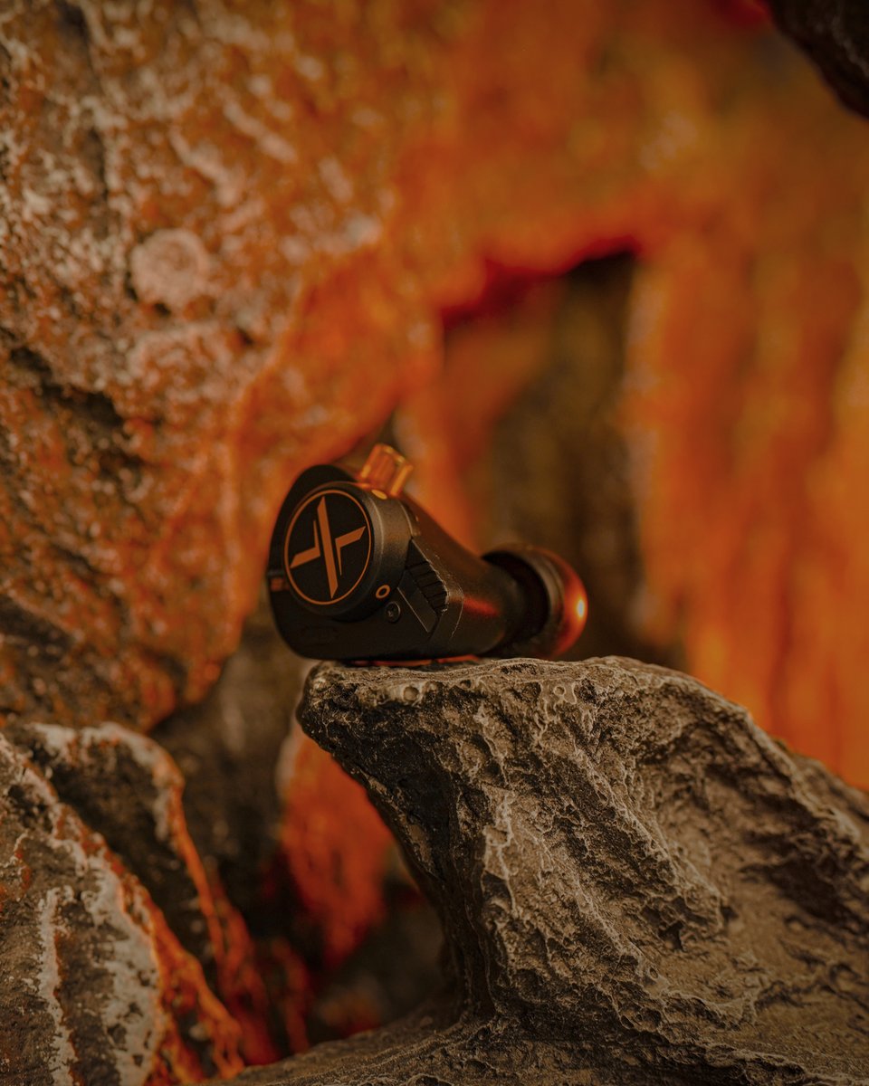 ooopusX's tweet photo. Details, Hidden in Light and Shadow
When sound and form are honed together,
they become—Op. 22 “Midnight Black”
#hifi #Op22 #earphones https://t.co/zbelUNGgSH