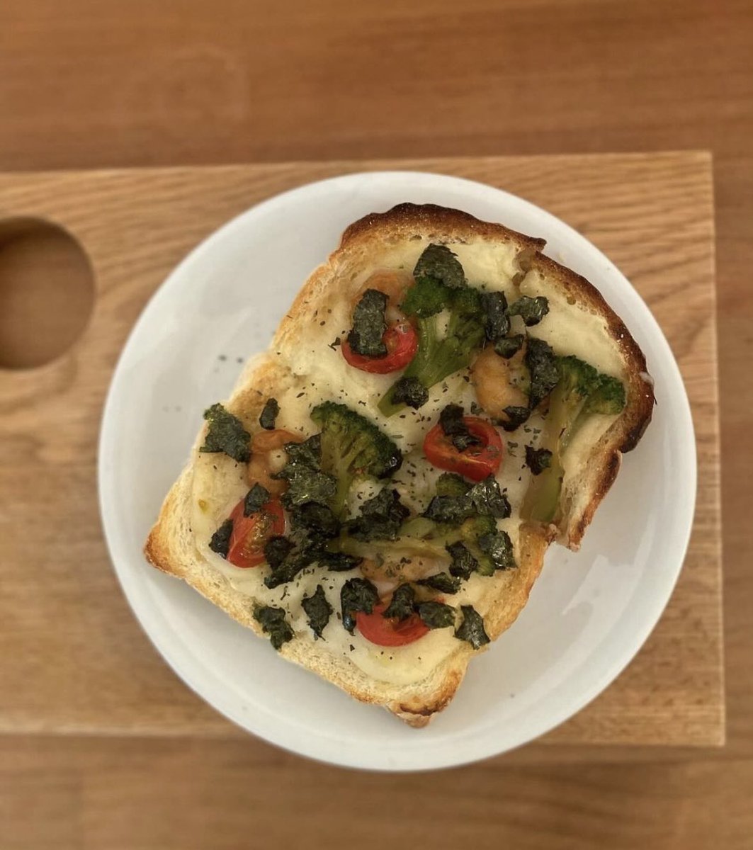 nochiharecoffee's tweet photo. 【じゃがいもとアヒージョのトースト】

季節のトースト変わっております。
ガーリックオリーブオイルで煮込んだエビとブロッコリーをマッシュポテトに乗せてトーストしました。
自家製の軽やかな食パンによく合う、ファンの多いトーストです。 https://t.co/GFzYiZwnsm
