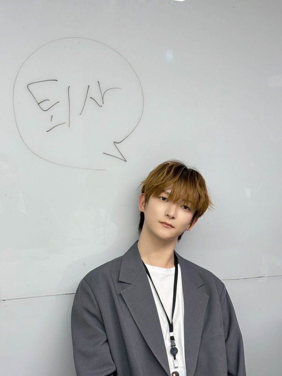 official_arrc's tweet photo. [💼]

이지빈 사원님,
그거 회사 계정이에요!!!!!!!!!!!!!!!!!!

#JIBEEN #지빈
#ARrC #���크 https://t.co/lbgM1W9Zye
