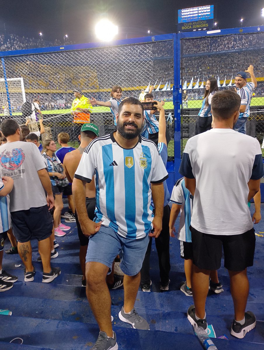 Juaneleon87's tweet image. Y puedo decir, vi a Messi en cancha, debut y gol del colo barco, pero que lindo es volver a la Bombonera después de mucho tiempo....