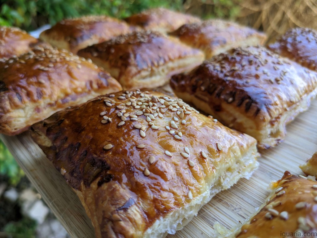 geleificar's tweet image. Merenda Folhada Mista para a Páscoa crocante, saborosa e com um recheio que deixa toda a gente feliz! Receita fácil com fiambre e queijo que fica perfeita para oferecer como lanche especial.

✅ Merenda Folhada Mista
▸ iguaria.com/petisco/salgad…

#Merenda #Brasil #Iguaria