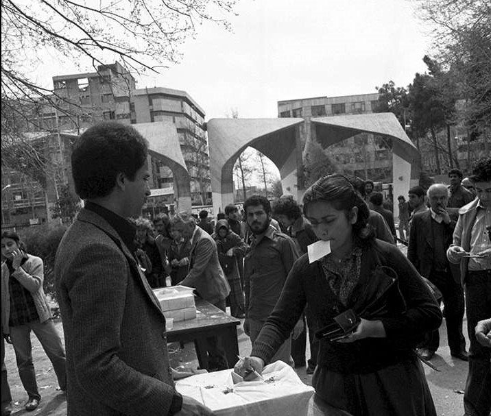 IranianPortrait's tweet photo. همه‌پرسی، ۱۲ فروردین ۵۸.

عکس از US National Archives https://t.co/YFNrftPnFZ