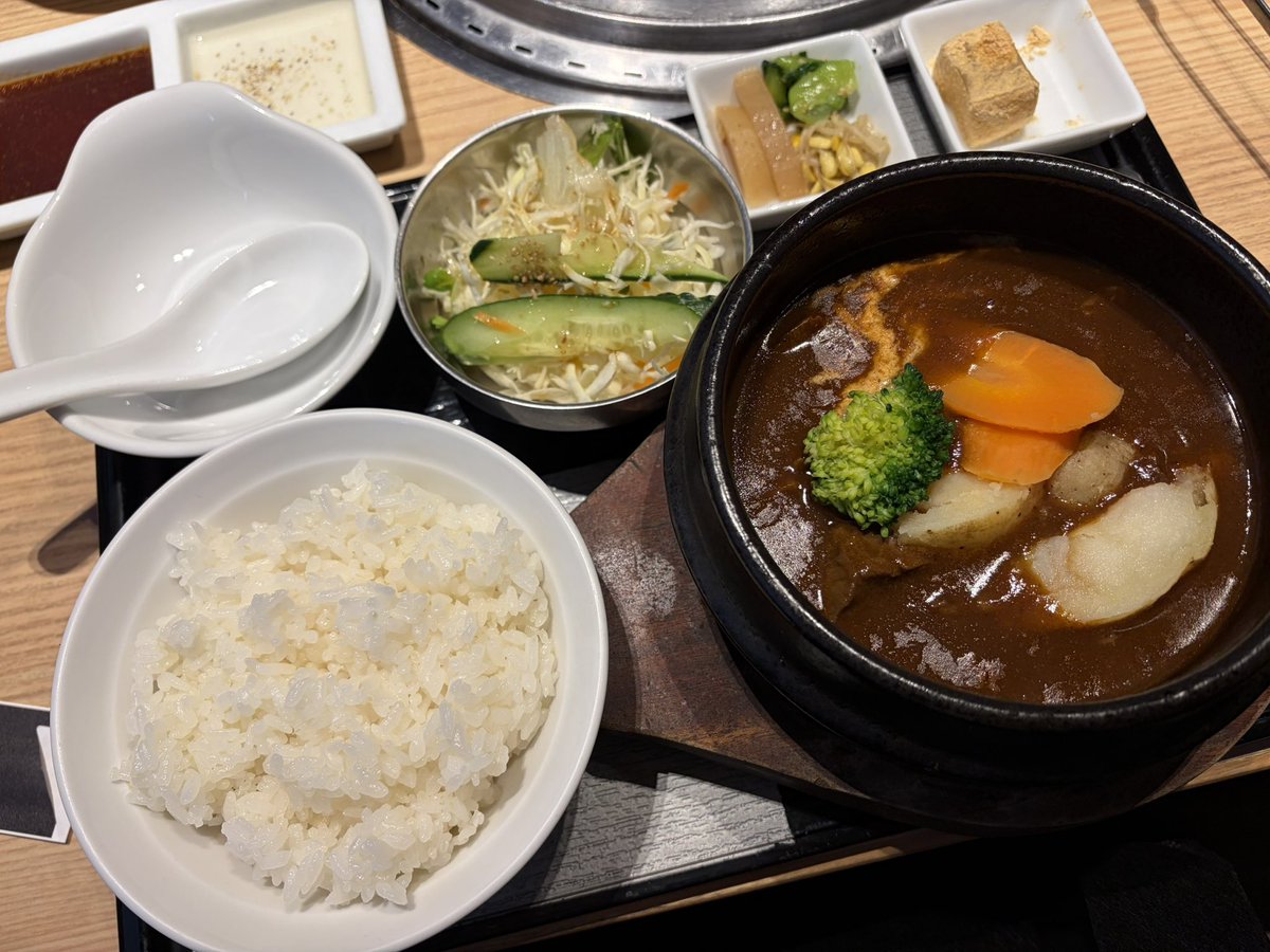 abarekankan's tweet photo. 久しぶりの焼肉ランチ🥩🔥
ビーフシチュー頼んだらめちゃくちゃボリューミーな上に美味しくて最高だった…！！
はち切れそうなくらい食べたから苦しい😇😇😇
 #焼肉
 #焼肉ランチ
 #ビーフシチュー https://t.co/aDtBHr19Gd