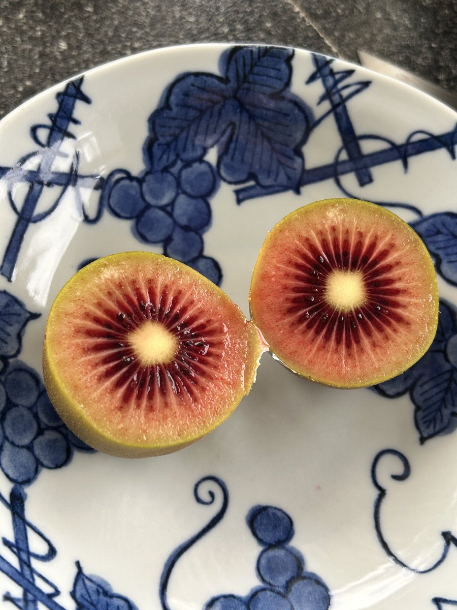 Kiwi fruit. Yum.  竟然不酸！