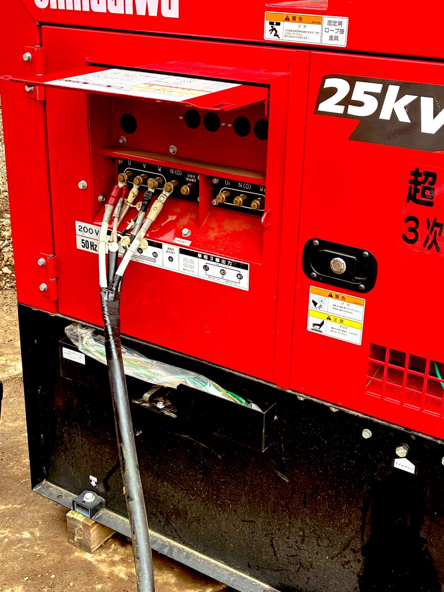 PICAomotefuji's tweet photo. 本日ようやく発電機が到着！場内に通電｡灯りがつきました。富士山の伏流水｡生活水も溜まり始め，水道水も使えるようになりました。オープンに向けての準備がはかどります！
#PICA表富士#オープン準備#富士山二合目キャンプ場 https://t.co/swdgWoR1Pd