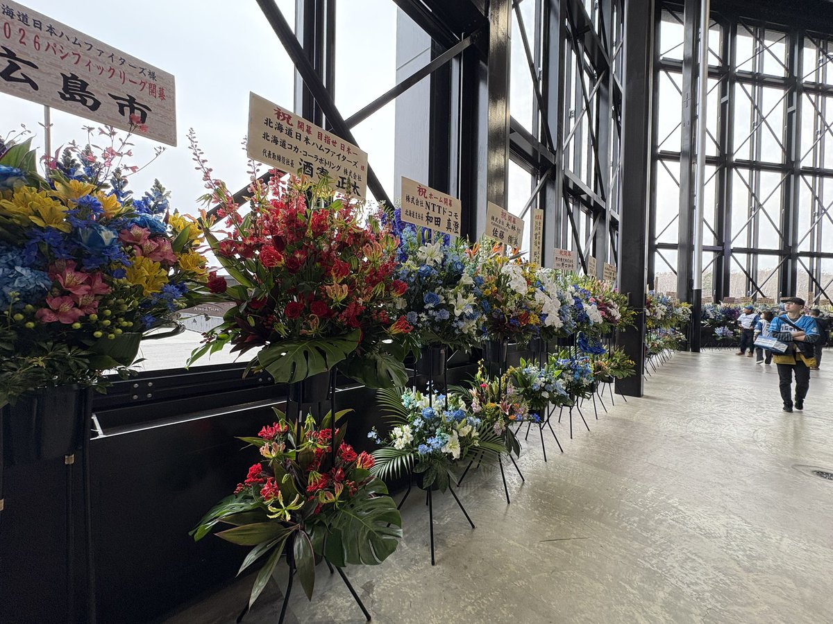 gotoddmikiko's tweet photo. エスコンフィールド開幕戦！お祝いのお花の香りがキツイくらい漂ってた。すごい数の花束！当然、拳ちゃんからのお花もあると思って、探したけど無い！嘘でしょう？今日もう一度探してみます。#日本ハムファイターズ　#開幕戦　#杉谷拳士　#エスコンフィールド北海道 https://t.co/TNMzDtnHko