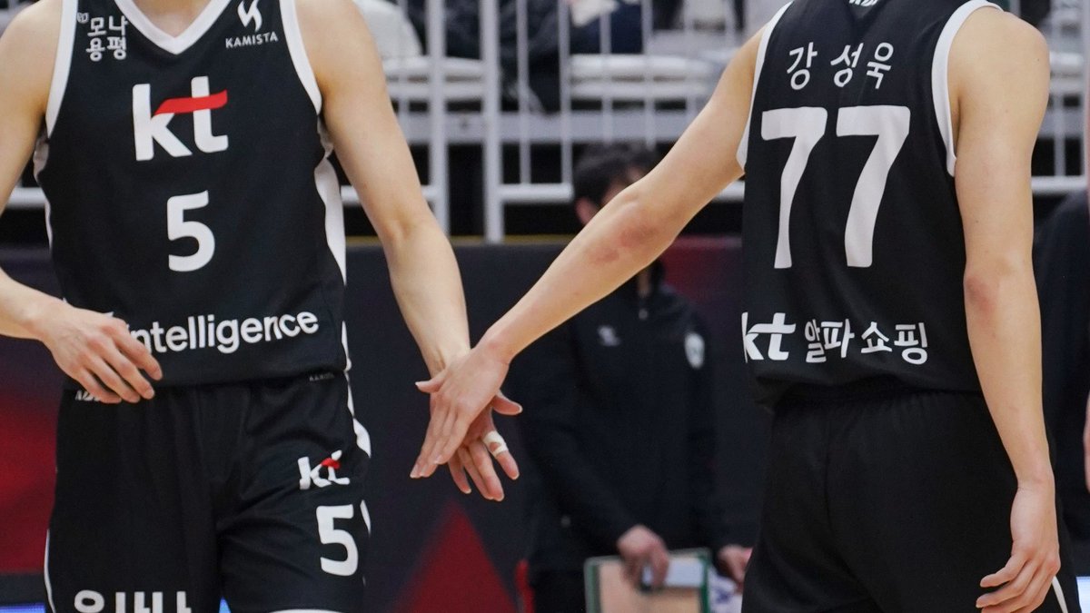 나나 .. tweet media