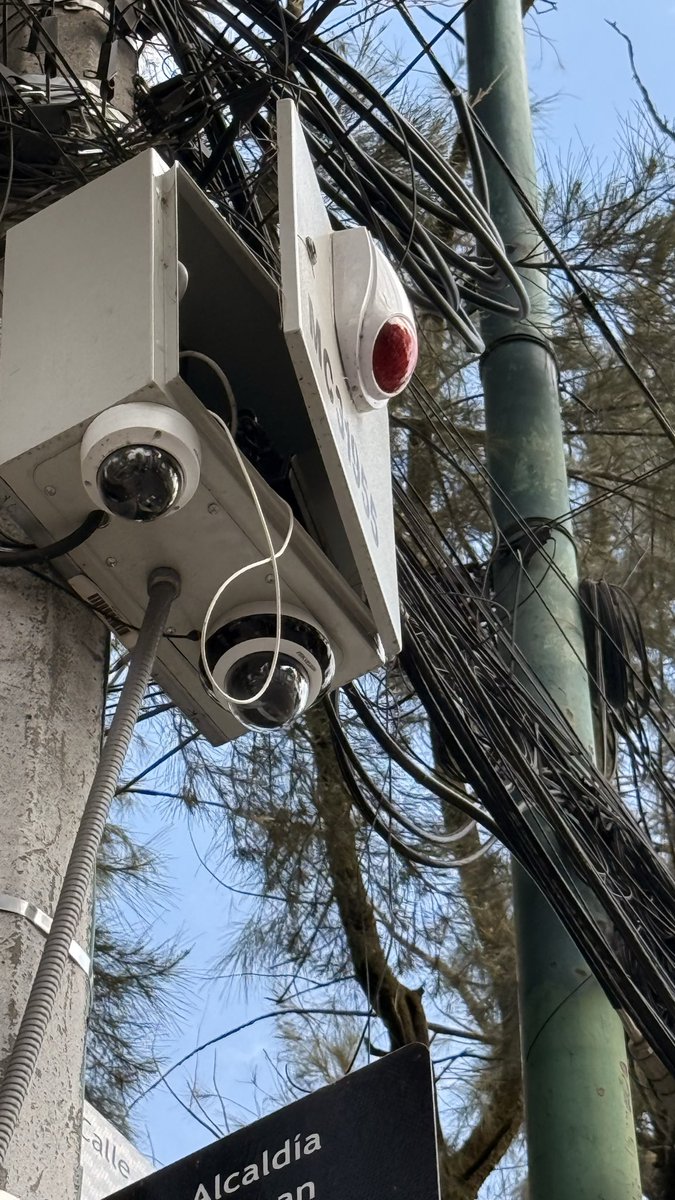 bobbylagunas's tweet photo. @C5_CDMX reporte Mapeo caja de video en mal estado. https://t.co/Wc7ddhx27x
