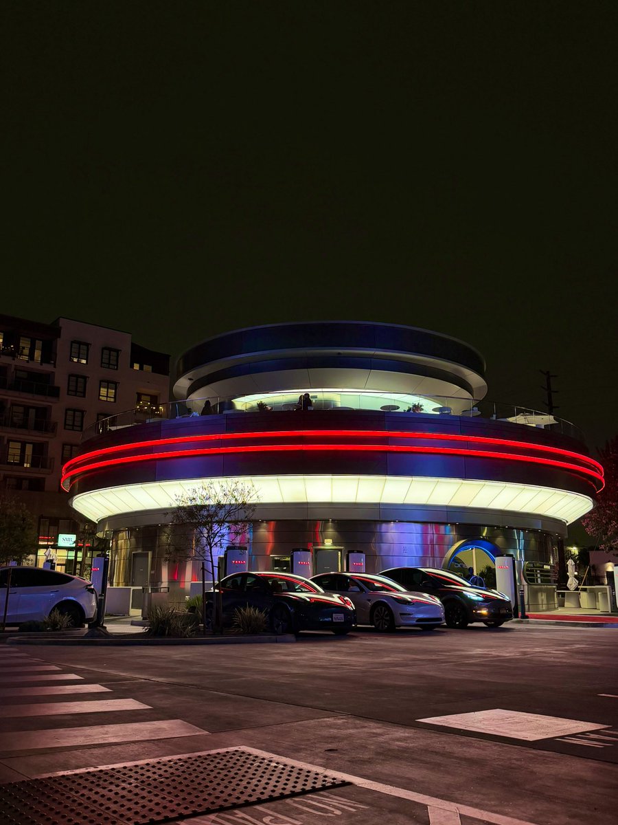 antonplex's tweet photo. Optimus on duty at the @Tesla Diner! https://t.co/pjfN3ZhvHS