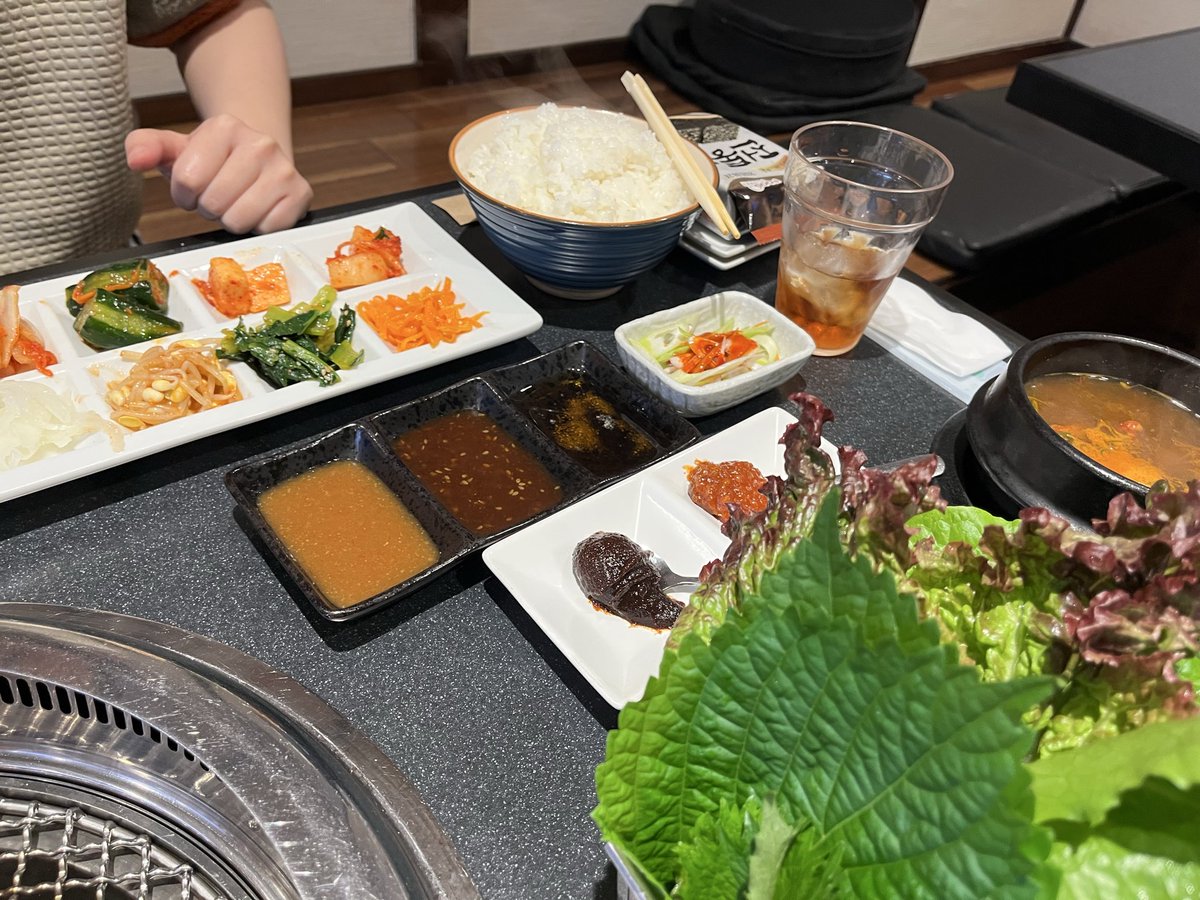 もう疲れすぎたのでお昼は我慢せず焼肉‼️

ランチメニューなのにお肉以外にも付いてくるメニューのバリエーション凄すぎて楽しくて美味しい〜😚✨ 