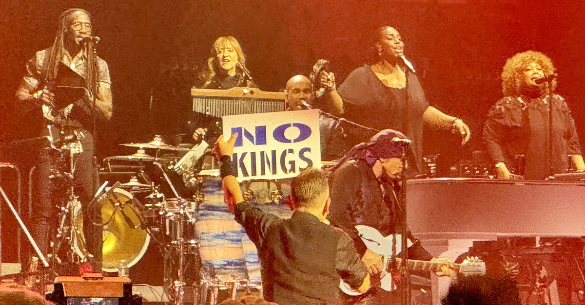 samaier's tweet image. 🎶🏟️🎫💜🕺🫡 #Springsteen #Minneapolis #LandOfHopeAndDreams #NoKings #ReneeGood #AlexPretti
