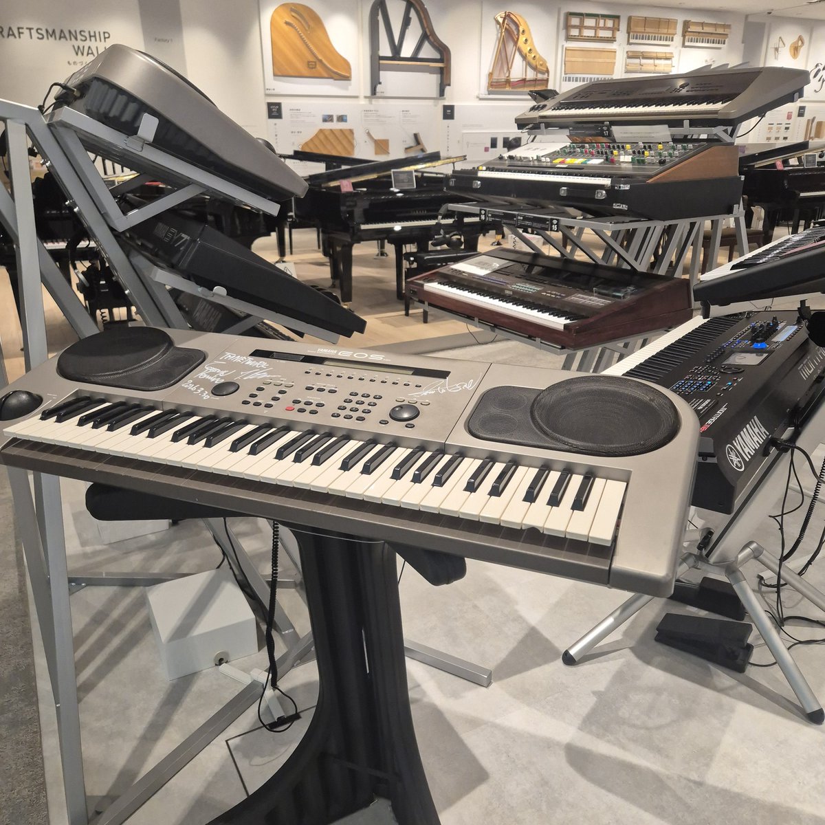 kunko's tweet photo. #推し活
#ヤマハイノベーションロード
行ってきたよ。
初めてバイオリン🎻やビオラを弾いてみたり、ライブ音響のミキサー触ってみたり。いっぱい楽しめました!
推し #TMNETWORK と #PANDRA
のサインもパチリ📷✨
#FANKS https://t.co/Mc3mAh0pS1