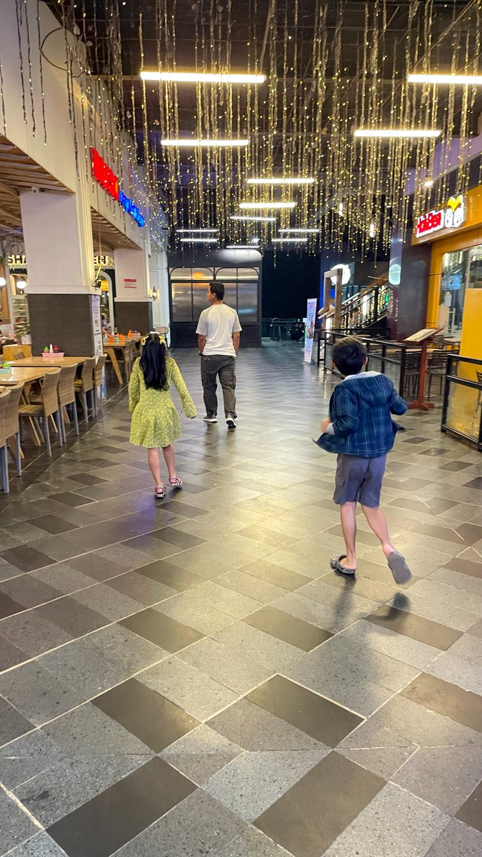 kenziemanan's tweet photo. 20251022 Di Antara Lampu-lampu, Kebersamaan Selalu Jadi yang Paling indah โจ๐จโ๐งโ๐ฆ #MallBoemiKedaton #FamilyTime #QualityTime #BahagiaItuSederhana #ExploreLampung https://t.co/gpGbrmKZeS