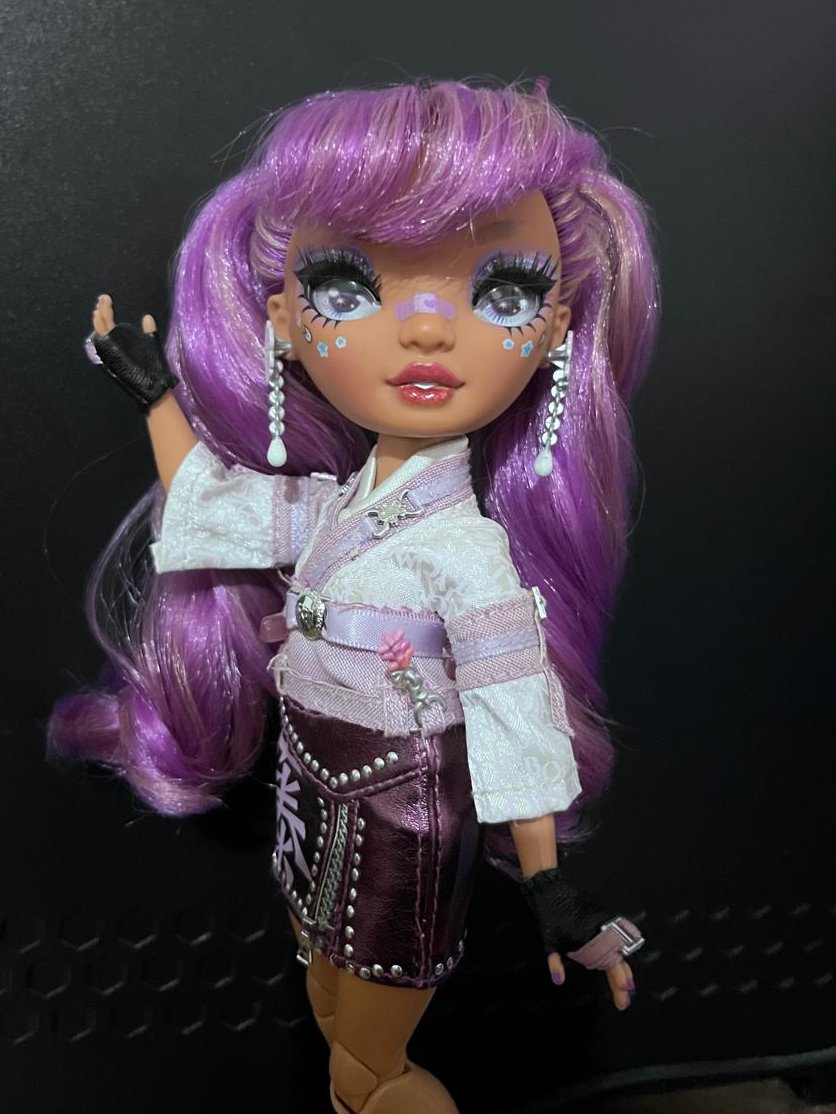 Pocos saben que tengo una coleccion de muñecas. Esta fue de las ultimas que me regalaron 💙

Amo las muñecas con detalles, y esta en concreto se llama Lila Yamamoto, compartiendo apellido con uno de mis oc favoritos.

#art #illustration #RainbowHigh