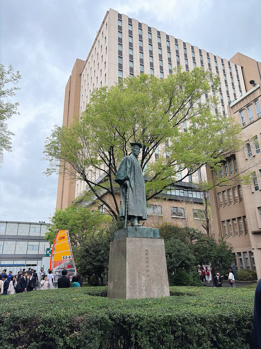 maple_dq10's tweet photo. 次男の大学入学式に行ってきた。
予定より早く行ったけど激混みで入学式の看板の前では撮れなかったわ…( ´･ω･｀)
とりあえず現役で入ってくれて本当良かったよ。 https://t.co/lXGxa7VLmL