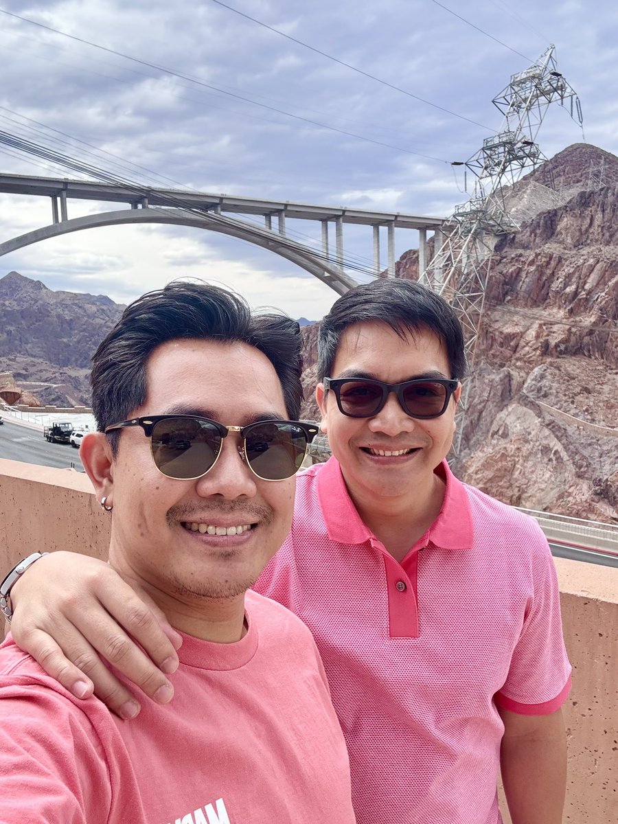 ARxS27's tweet photo. Brother from another mother.
#HooverDam https://t.co/uuO7gc05RC