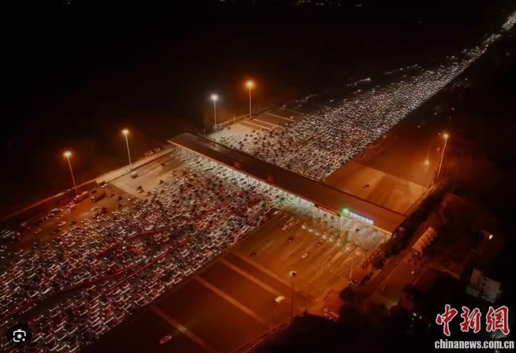 xiaoyuvax's tweet photo. @Spartan_Sailor @volcaholic1 The traffic on chinese highways are far beyond your imagination. that's why we need verious preemptive measures to prevent traffic accidents. suggest u come and see for yourself. https://t.co/LpGBE3J2Nf