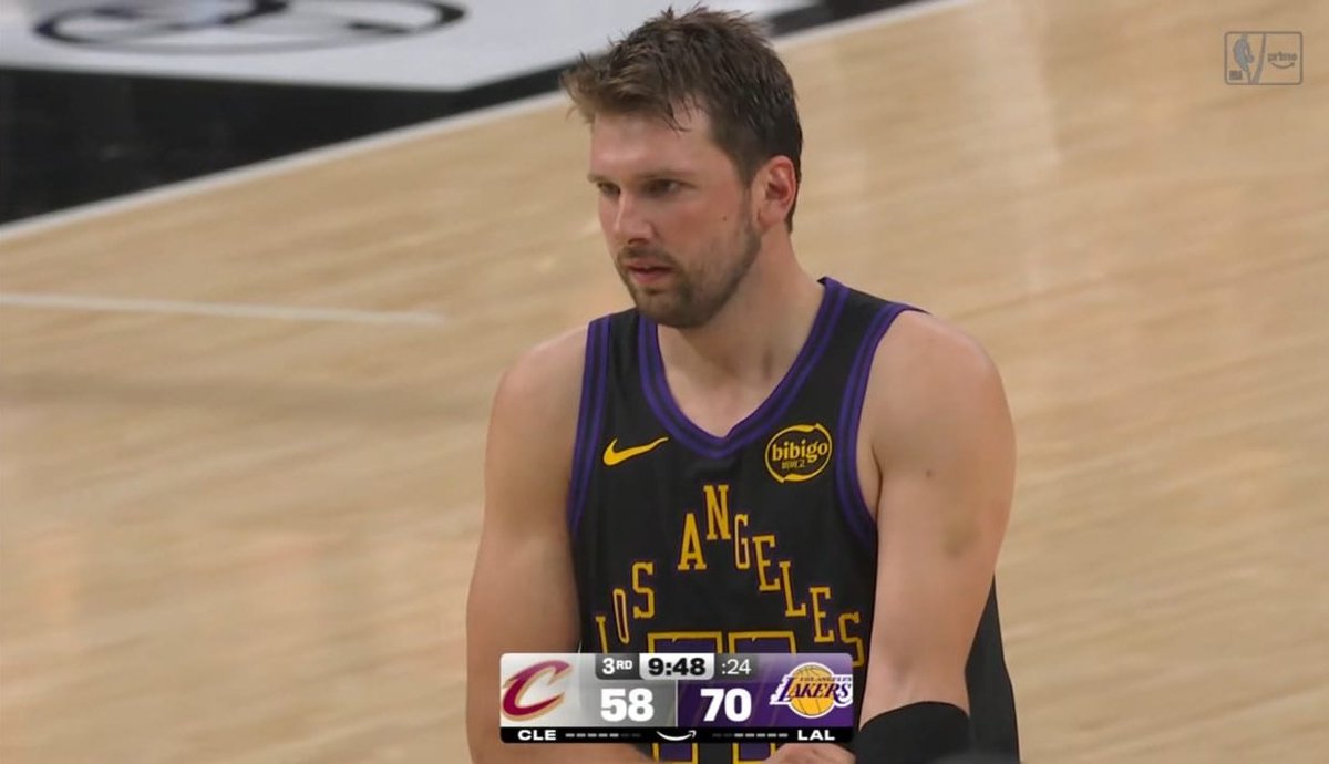 anna_mtz09's tweet photo. @LakersMX @cavs @PrimeVideoMX @CharliePeligroC @marycarmenlara_ @NBAMEX @Lakers Qué lujo es estar en casa y disfrutar de la #NBAenPrime.  Aquí presente en la #Primejamada y vamos #Lakers. 💛💜🏀 https://t.co/cOdiUswWU4