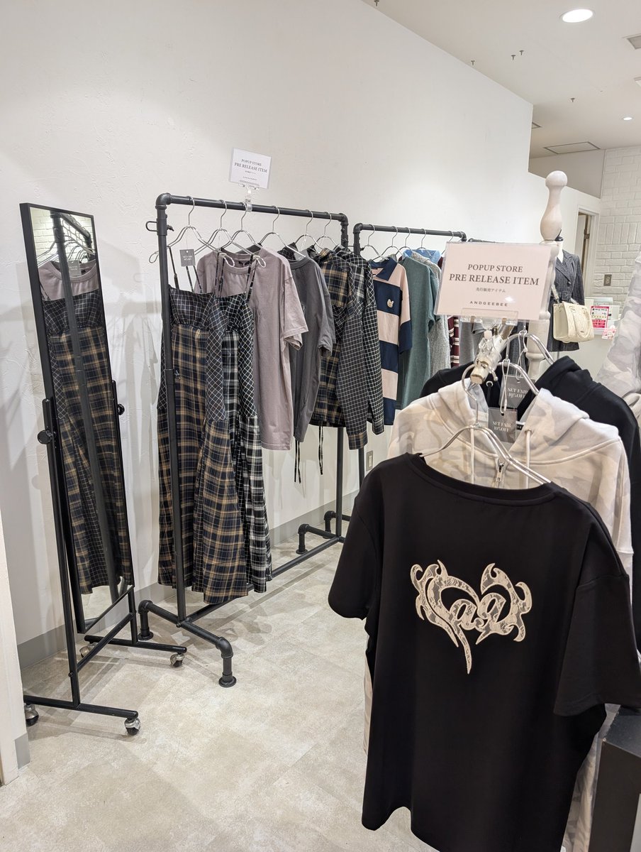 tomonkey1967's tweet image. 本日より梅田のESTにてPOPUPSTOREがスタート
早速行ってきました。
5日にはイベントも開催
楽しみだ😊

#村瀬紗英 #ANDGEEBEE #POPUPSTORE
#estumeda