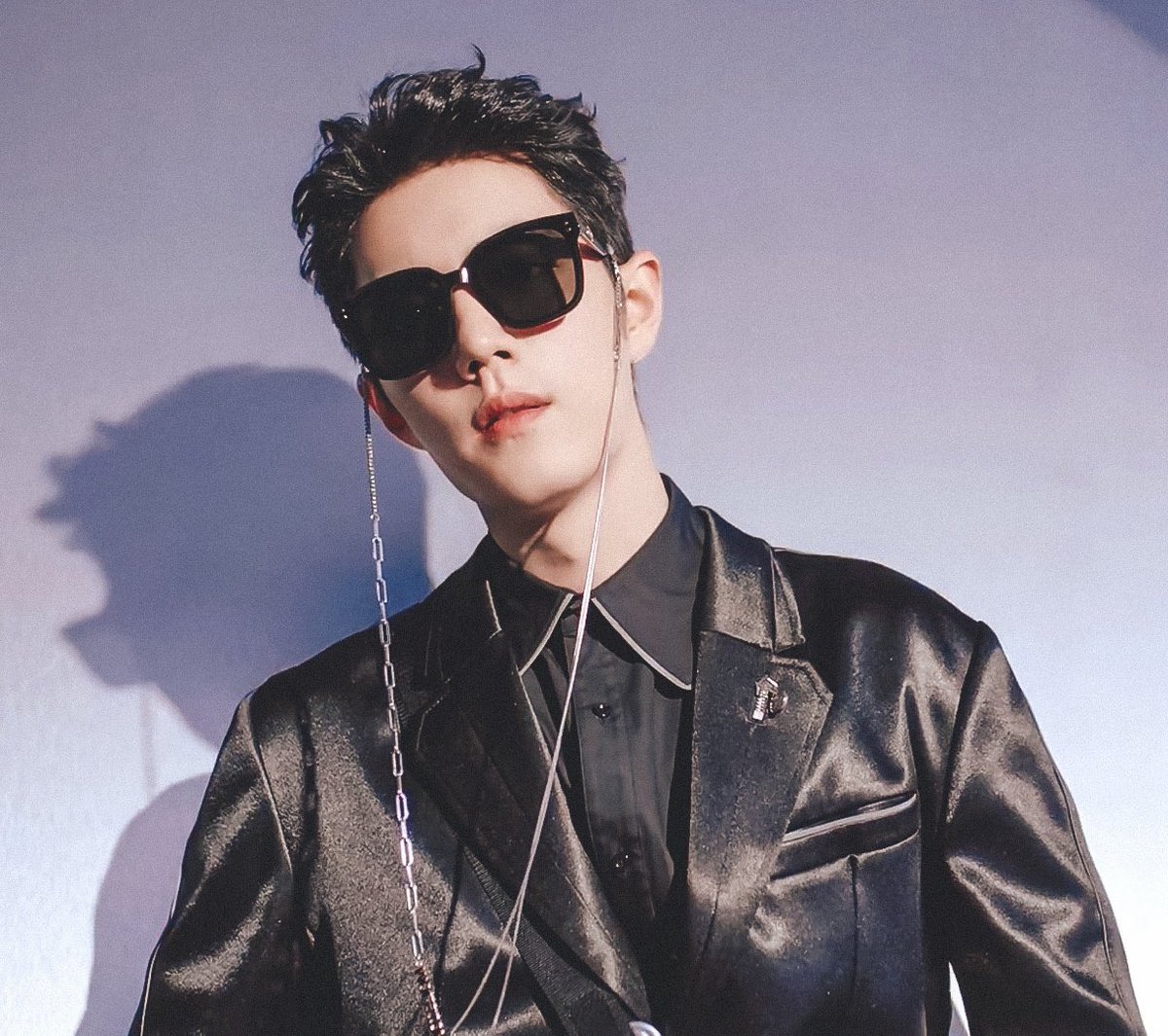 โอ้ววว ใจหาย พี่แว่น อยู่กันมา 5 ปีแน่ะ แต่เข้าใจได้ เพราะช่วงนี้พี่จ้านใส่แว่นไปก็เท่านั้นนะ แดดดีเกินกันไม่ไหวหรอกแว่นน่ะ 🤭🤭 หยอกๆ แต่ระหว่างที่พี่แว่นอยู่ รูปฉ่ำมาก มีทุกลุคทุกสมัย ของแถมจัดเต็ม คอลแว่นก็เยอะ ที่มีอยู่ยังใส่ไม่ครบเลยนิ ละปี 2021 ที่เปิดตัว จะตาย แรงมาก