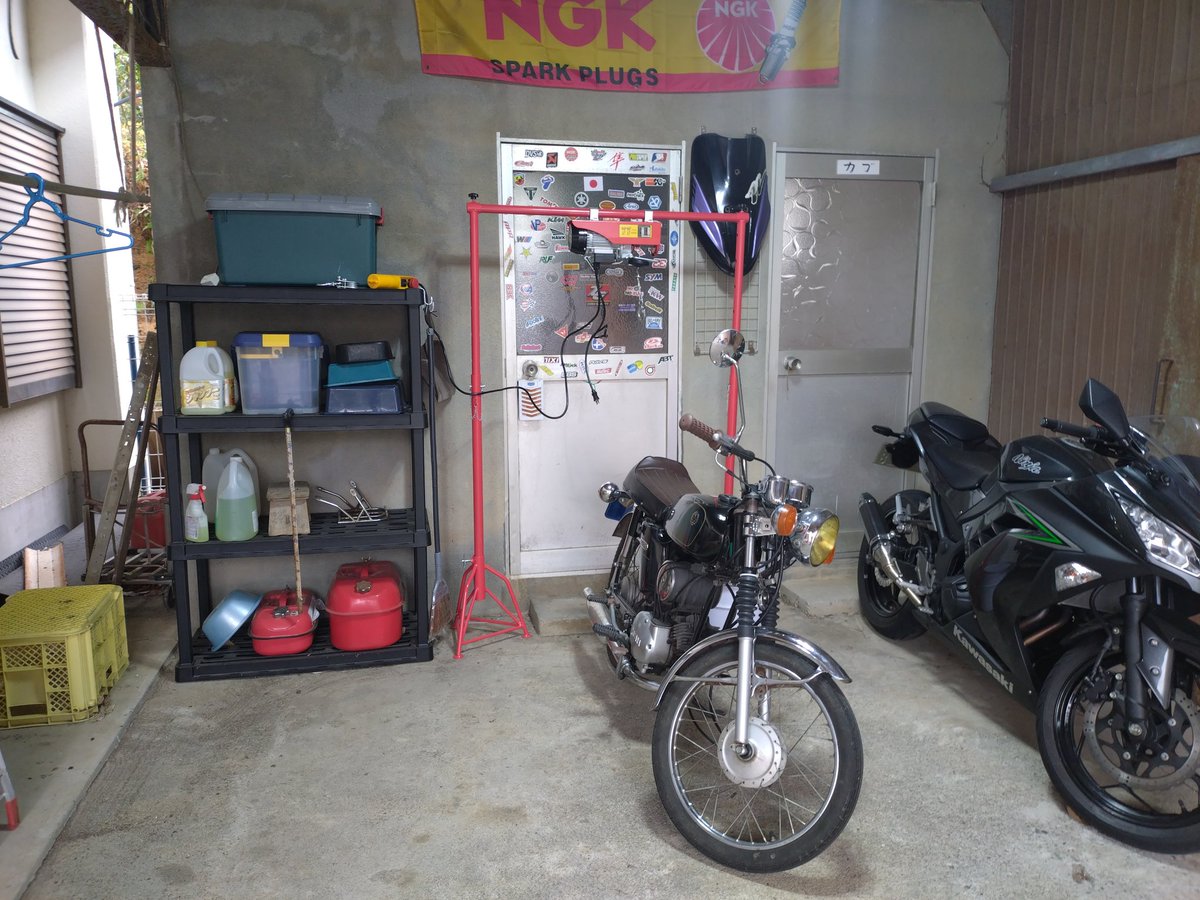 kouji4532's tweet photo. アストロプロダクツのフロアスタンドにウインチ取り付けてみたｗ
#ガレージライフ
#バイクガレージ https://t.co/fEMkcIxrCV
