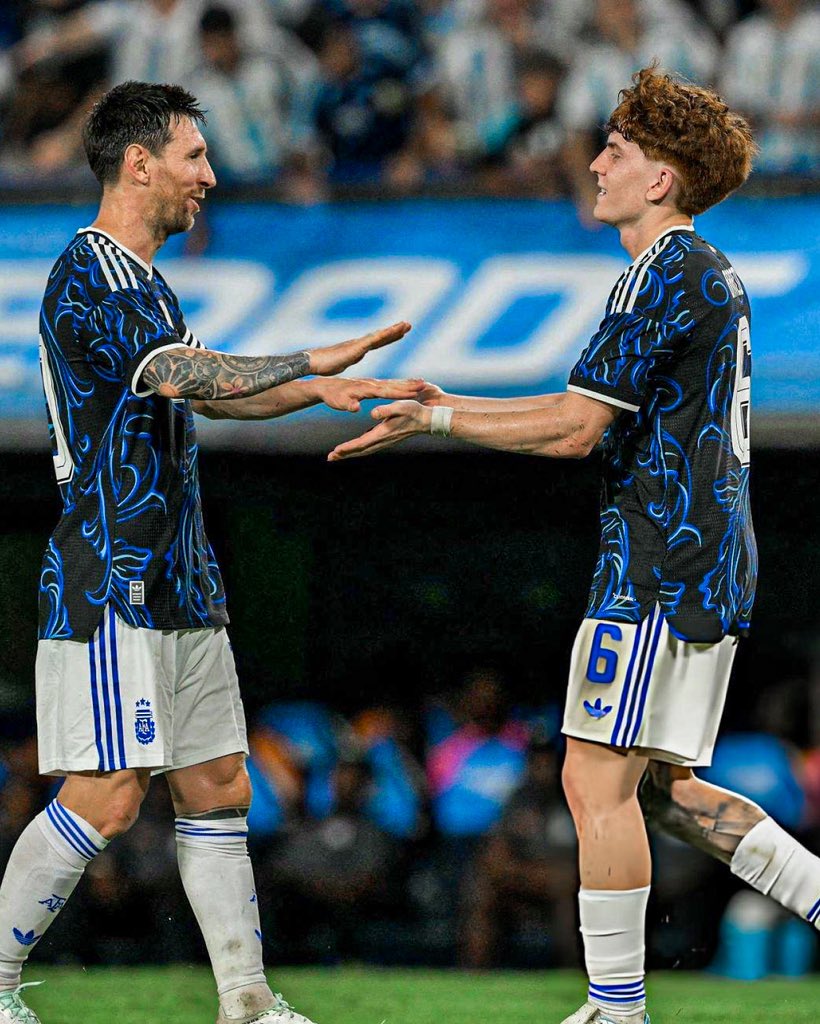 "Como jugas, eh. Sos buenísimo, colorado".

✍🏻 Firma Lionel Andrés Messi para Valentín Barco.