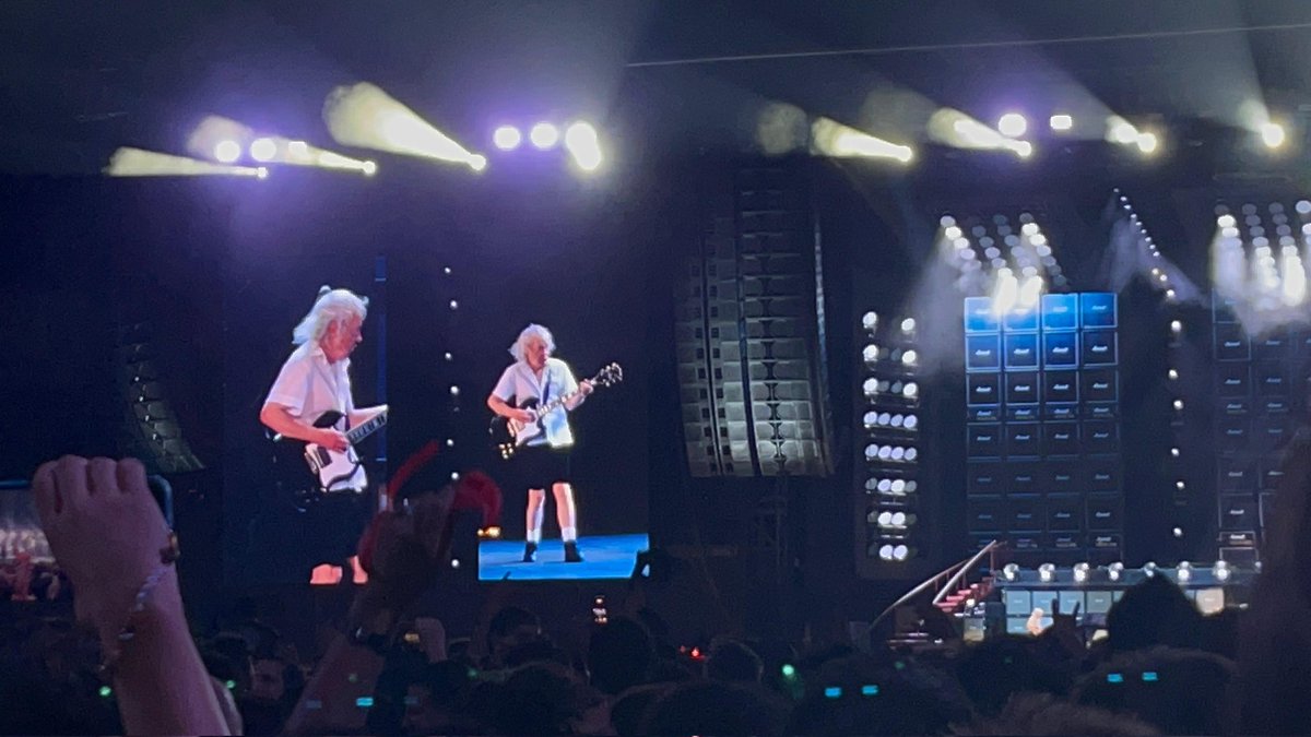 ElXeneize248's tweet photo. Angus Young es la mejor persona sobre la faz de la tierra. El mejor recital que jamás presencié, mejor que la primera fecha, inolvidable, sueño más que cumplido https://t.co/CCKAjT4tgA
