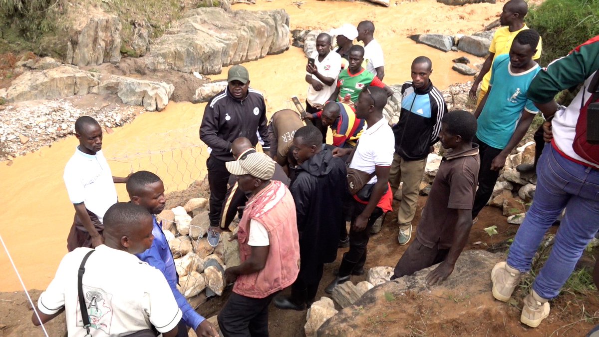 #Burundi/Vincent Ndagijimana, député élu à #Butanyerera et natif de #Kabarore, a lancé ce lundi les travaux de construction d'un pont reliant les 5 collines. Ce pont, détruit il y a plus de 20 ans, va améliorer la vie des populations et à faciliter l'accès des élèves à l'école.
