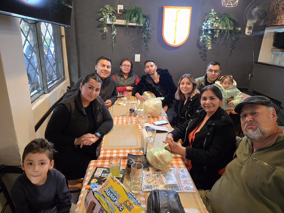 DramaQueenRemix's tweet photo. Festejando en #Familia a hermana #Paty 🖤 #Fratello @Jaquigzn #Paty #MamáPaty #PapáEsteban #Leah #Mor #Debora #Checo #Beto https://t.co/CjWHSLmhO2