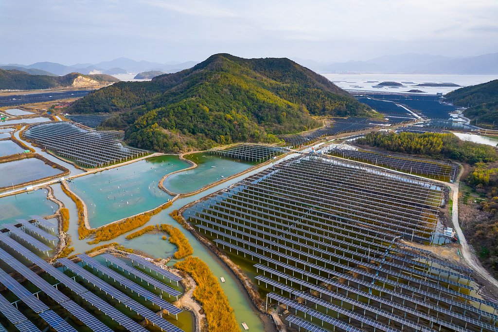 XisMoments's tweet image. Rural China just got a whole lot cooler. 😎 

With solar panels generating power above water and aquaculture thriving below, China's innovative fishery-solar hybrid projects are helping rural areas achieve both economic and ecological gains. #GreenChina #PV