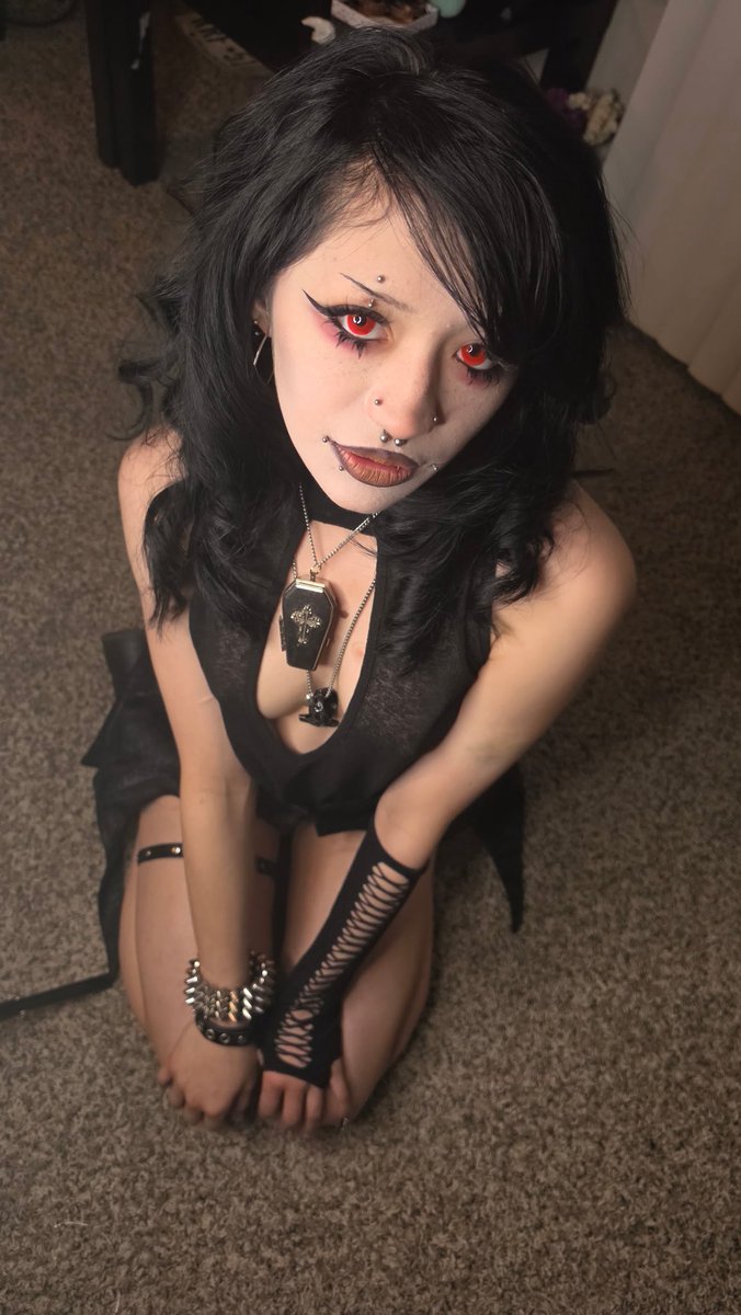 pixiepuke222's tweet photo. batzy has awaken 🦇🩸 https://t.co/H7wCsPwkFn