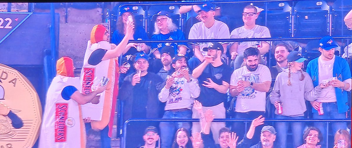 TheTaoOfOat's tweet photo. @looniedogkings Omg, we had so much fun!  More power to you both and the @Condiment_Crew !  The Jays win was also nice. 😀🌭🌭👑👑 https://t.co/XTTpyV0J4W