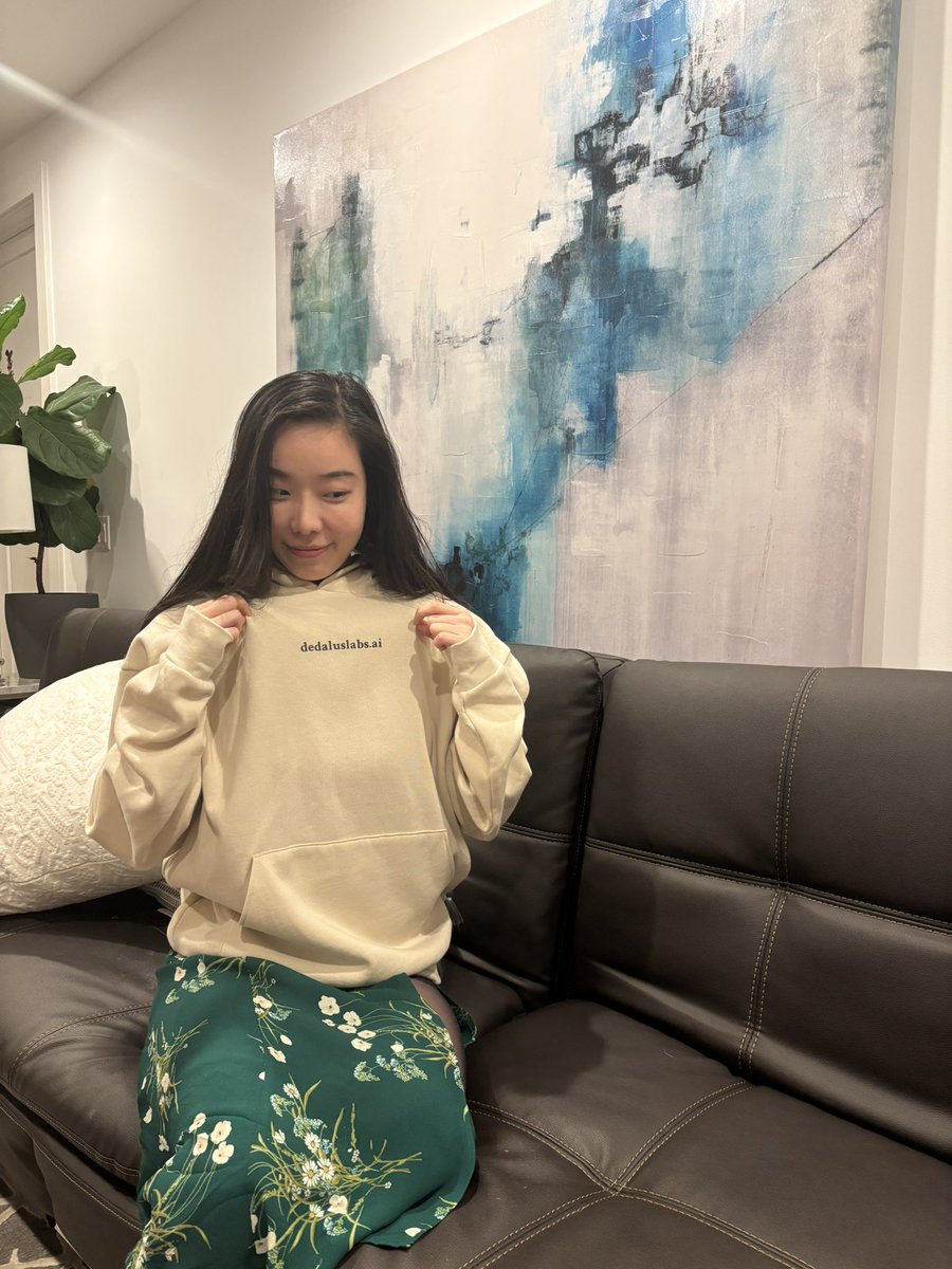 Wearing the popular hoodie!! <a href="/dedaluslabs/">Dedalus Labs</a> <a href="/itsCathyDi/">Cathy Di</a> 

Just ran into another friend on the street wearing the same one. (⁎⁍̴̛ᴗ⁍̴̛⁎)