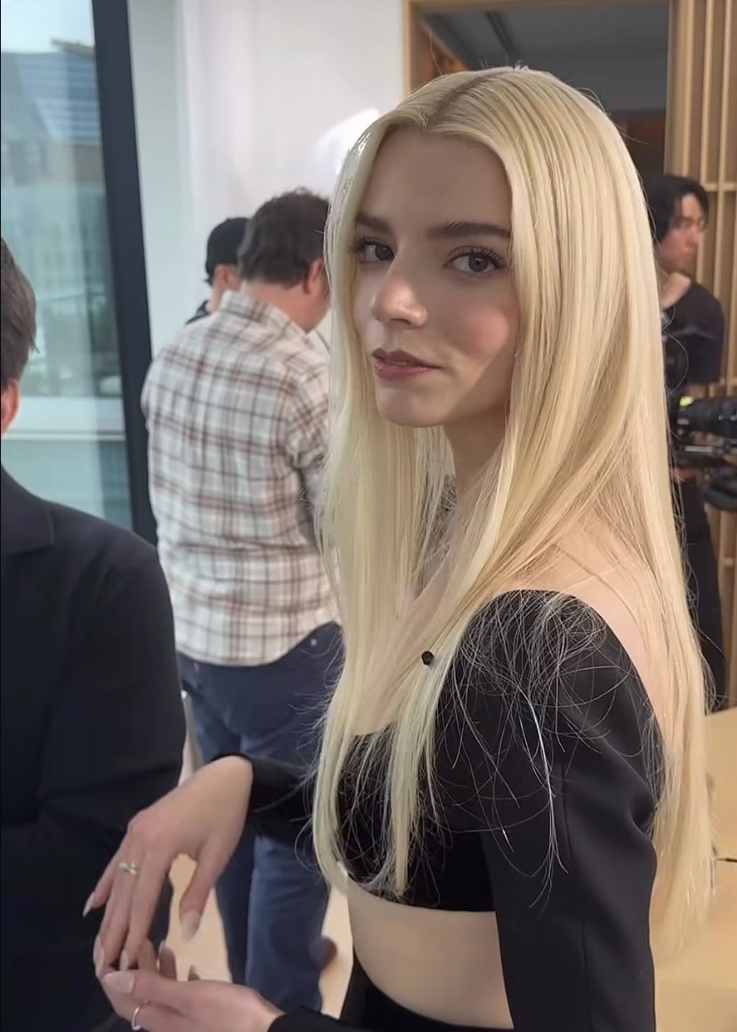 hourly anya taylor-joy tweet media
