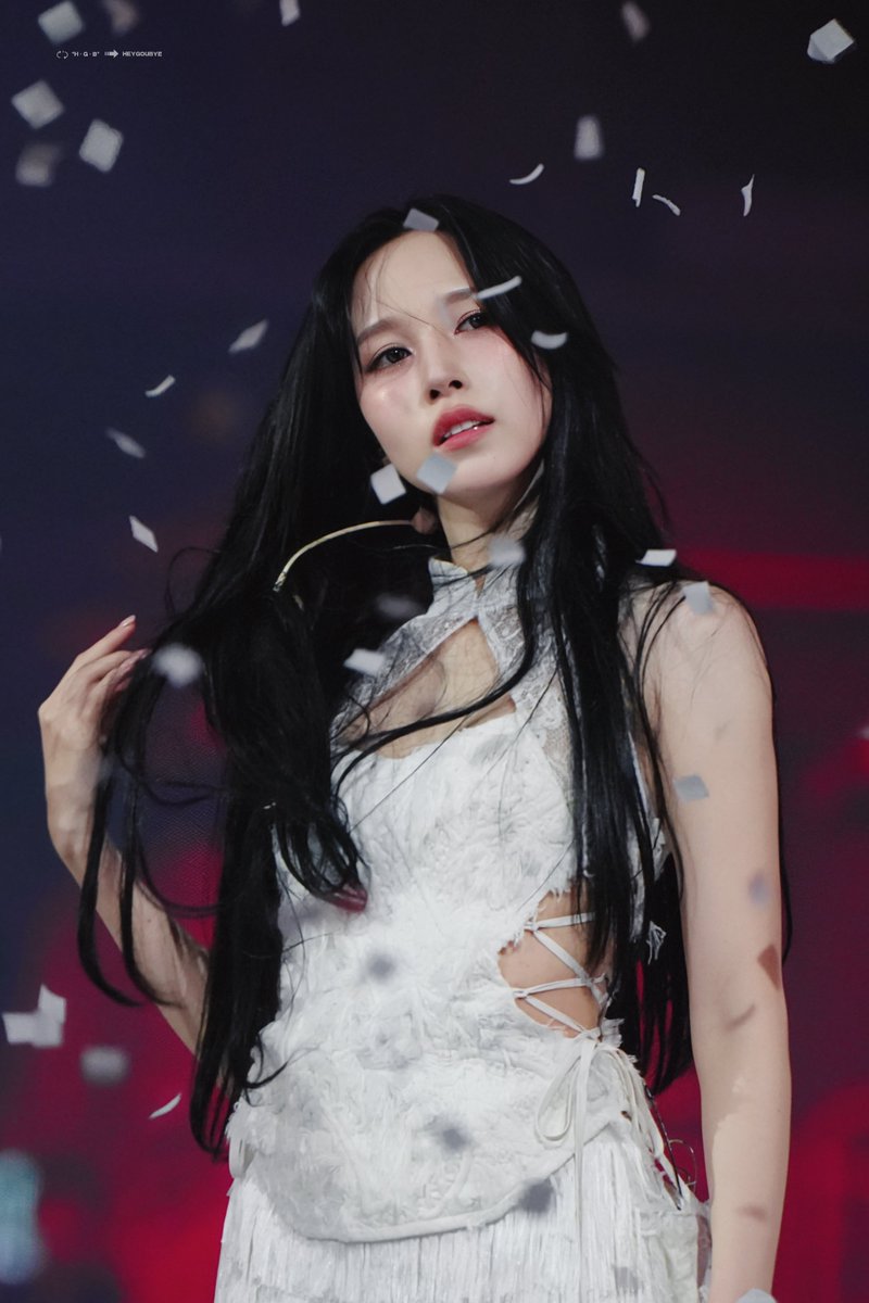 Tzuyu's pinky finger tweet media