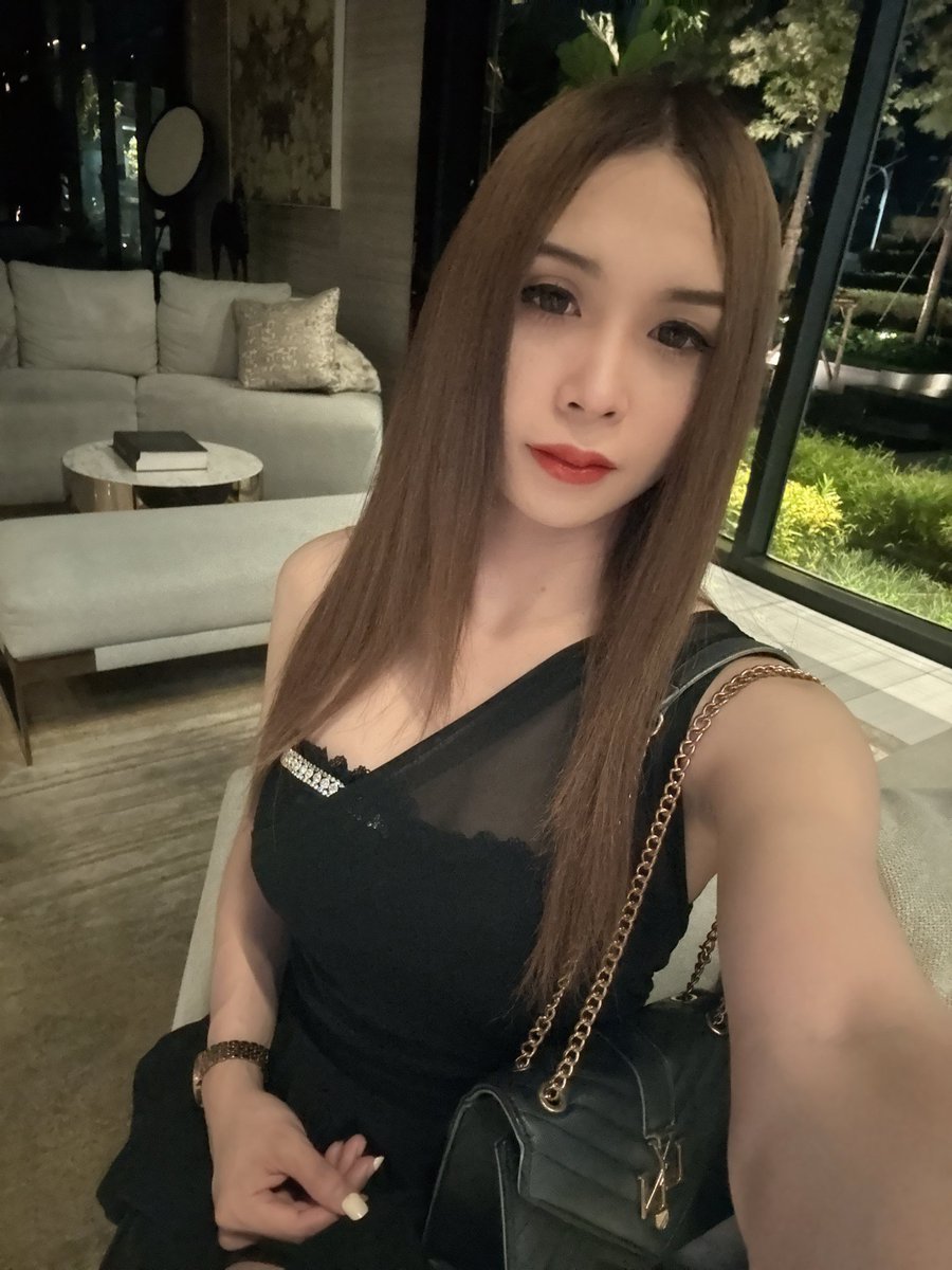 Lily LB. tweet media