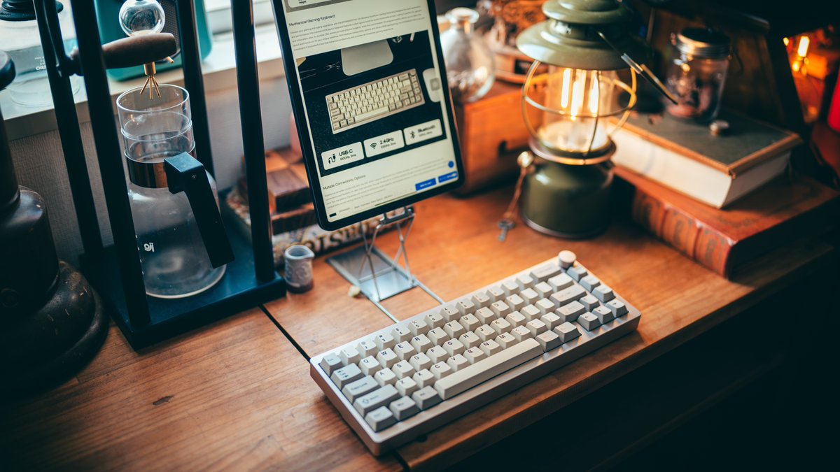 kazoo_desksetup's tweet image. EPOMAKER P65

私も愛用中のP65ですが、なんとAmazonで40％OFFセール中みたいです！

EPOMAKERさんのキーボードは打鍵感が心地良い製品が多いですが、このP65もとっても良い感じの打鍵感。スリムなボディも魅力的⌨️

#pr #desksetup #keyboard