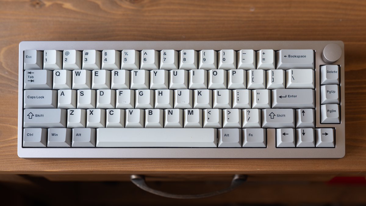 kazoo_desksetup's tweet image. EPOMAKER P65

私も愛用中のP65ですが、なんとAmazonで40％OFFセール中みたいです！

EPOMAKERさんのキーボードは打鍵感が心地良い製品が多いですが、このP65もとっても良い感じの打鍵感。スリムなボディも魅力的⌨️

#pr #desksetup #keyboard