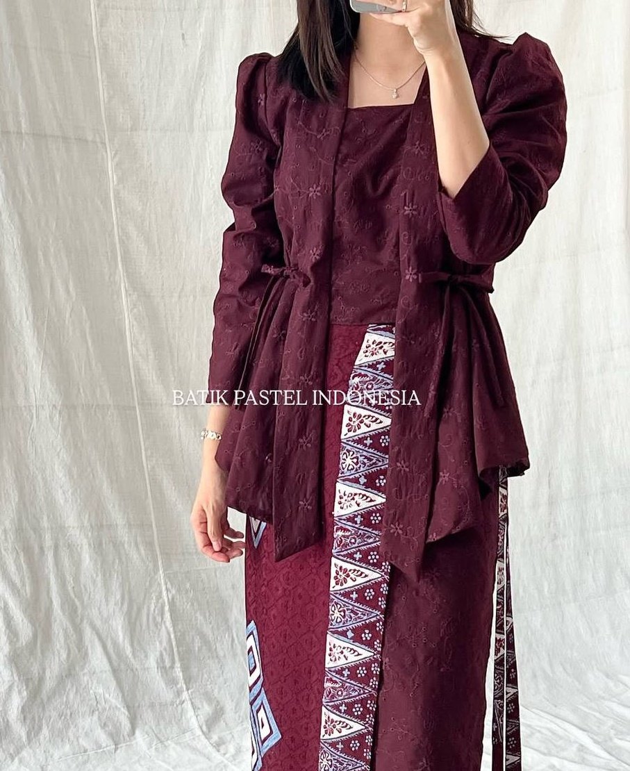 zelouver's tweet photo. Batik and kebaya, the perfect duo that never goes out of style

a thread https://t.co/YRLH2sGgP6