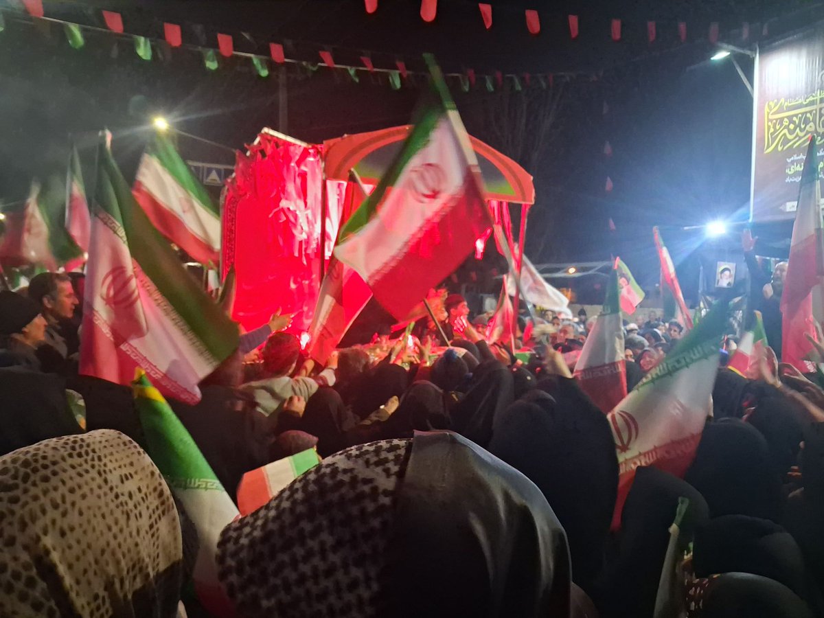 اینروزها بگذارید دشمنان این کشور، خوب زوزه بکشن، حرف هایشان، تحلیل هایشان، قلدری کردنشان، هیچ اهمیتی ندارد، پایان ماجرا را این پرچم تعیین میکند، 
#جمهوری_اسلامی_ایران