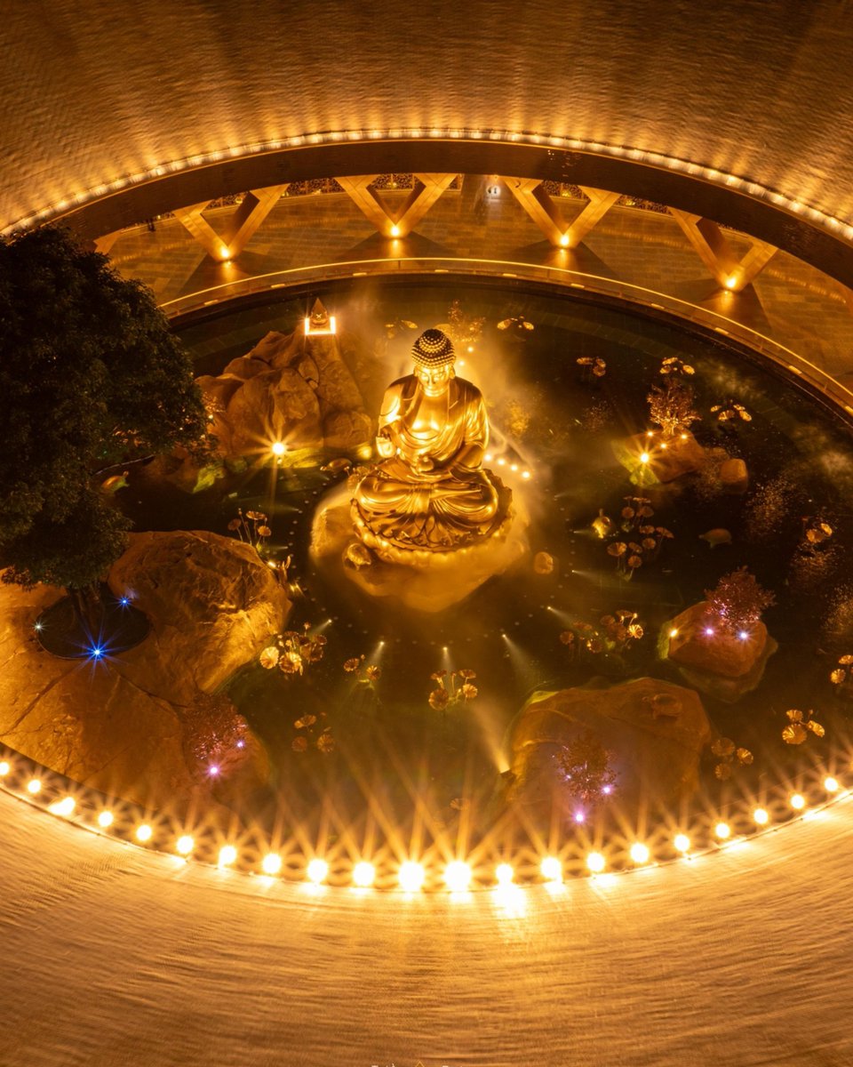 toiyeuvnvibe's tweet image. Hoàng hôn trên đỉnh núi Bà Đen đẹp như một thước phim tình cảm 🌅
📷 Triều Potorapy
#NuiBaDen #TayNinh #HoangHon