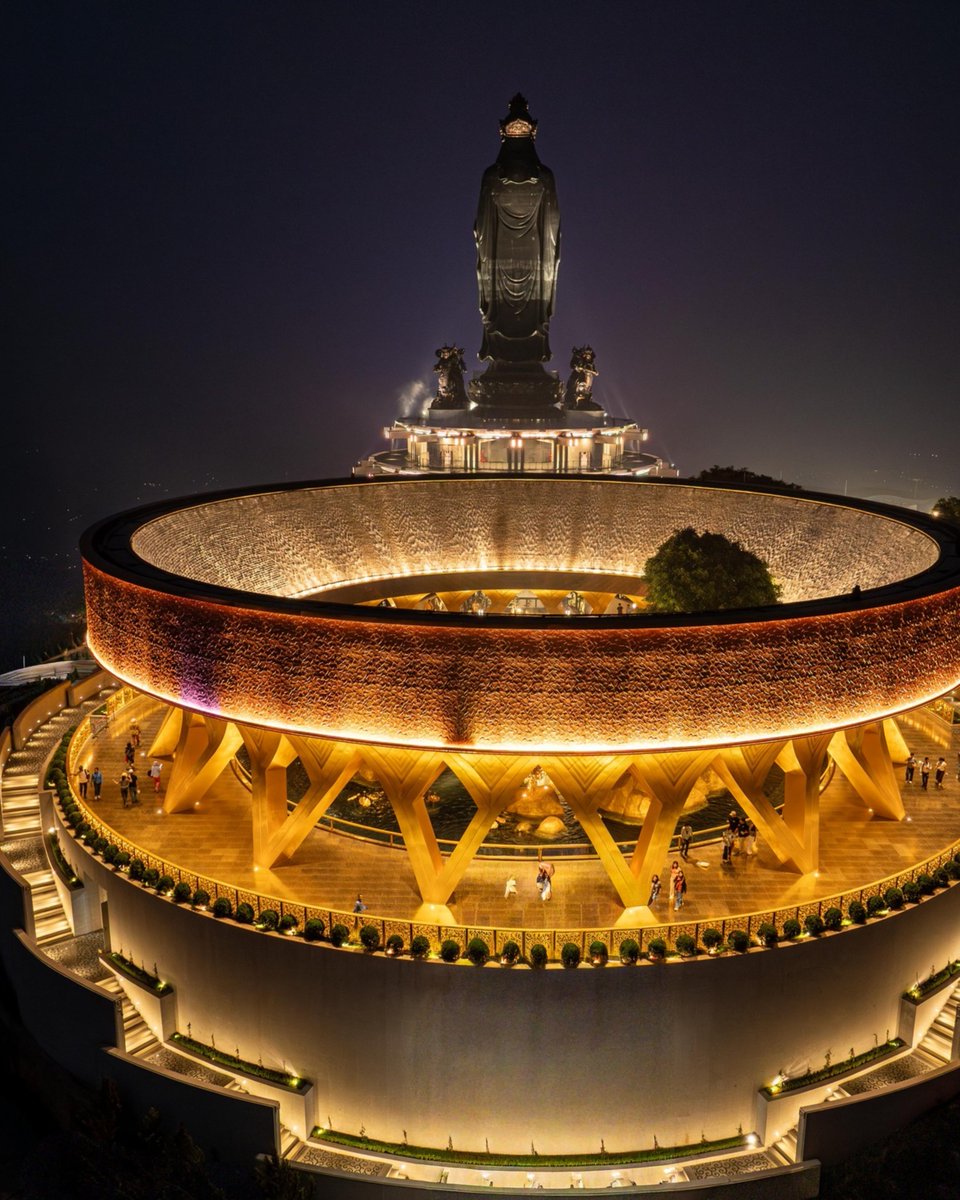 toiyeuvnvibe's tweet image. Hoàng hôn trên đỉnh núi Bà Đen đẹp như một thước phim tình cảm 🌅
📷 Triều Potorapy
#NuiBaDen #TayNinh #HoangHon