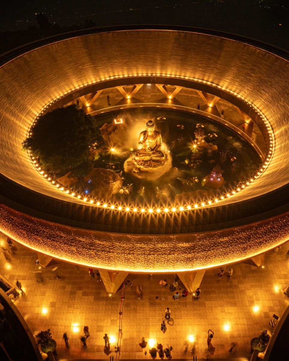 toiyeuvnvibe's tweet image. Hoàng hôn trên đỉnh núi Bà Đen đẹp như một thước phim tình cảm 🌅
📷 Triều Potorapy
#NuiBaDen #TayNinh #HoangHon