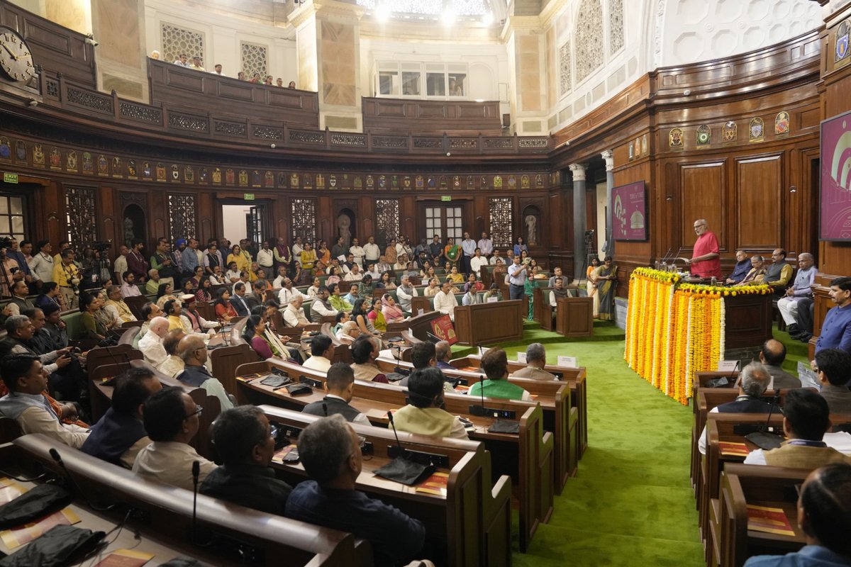 airnews_mumbai's tweet image. खासदार सुधा मूर्ती यांनी लिहीलेल्या संसद भवनातल्या भित्तिचित्रांवर आधारित 'टाईड्स ऑफ टाईम' या पुस्तकाचं प्रकाशन उपराष्ट्रपती सी. पी. राधाकृष्णन यांच्या हस्ते आज दिल्ली इथं झालं.

#SudhaMurty #TidesOfTime #BookLaunch 
@CPR_VP