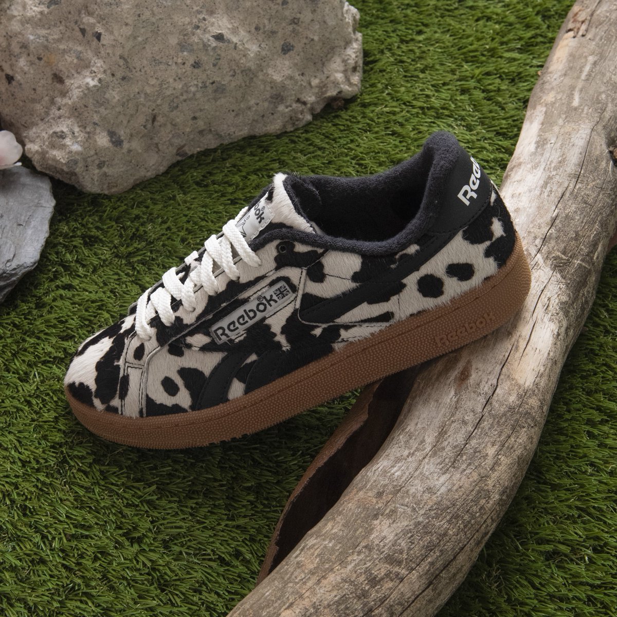 Reebokjp's tweet image. CLUB C GROUNDS UK
Cow

クラブシーの兄弟モデルから26SSのニューカラーが登場。

特徴あるカウパターンのポニーヘアーアッパーとガムラバーのコンビネーションが、リーボックが誇る80’sヴィンテージスタイルを鮮やかに表現。

🔗：reebok.jp/commodity/SREB…

#Reebok #リーボック