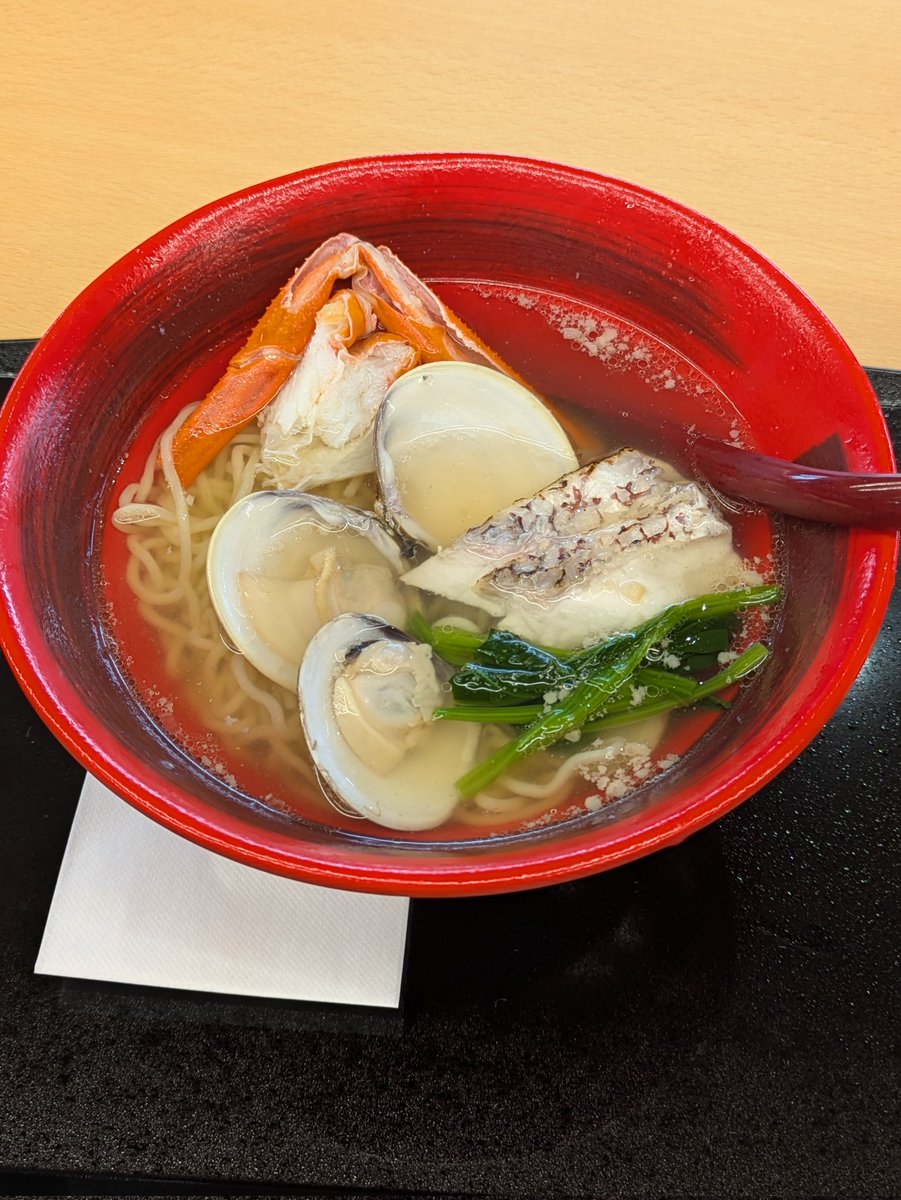お昼
道の駅で食べた塩ラーメン
白エビを練り込んである麺（たぶん）
タイ、ハマグリ、カニ

出汁が効いていて、めちゃくちゃうまい。
いつもスープは飲まないけれど、全部飲んじゃった。