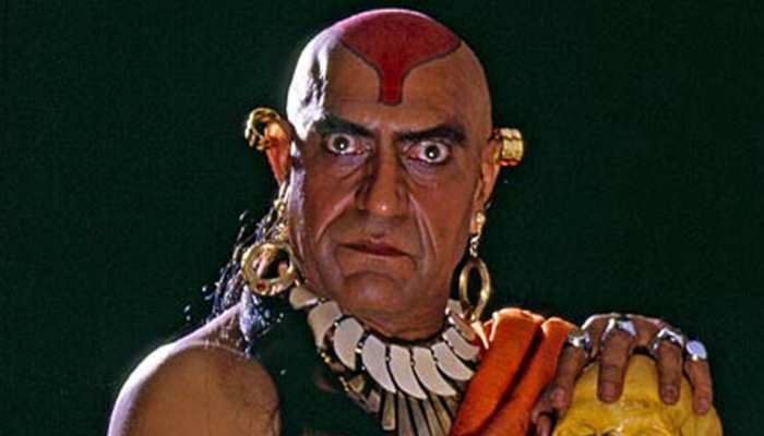 TajAnsari785696's tweet photo. आखिर अमरीश पुरी फिल्म के हीरो से एक रुपया ज्यादा क्यों लेते थे? 

Amrish Puri का पैसा मांगने का तरीका इतना अलग था कि सुनकर आप हैरान रह जाओगे 

90s के दौर में उनसे बड़ा कोई विलेन नहीं था  और वो फिल्मों के लिए सबसे ज्यादा फीस लेते थे 

जब भी कोई उन्हें फिल���म ऑफर करता था तो सबसे पहले वो कहानी देखते थे 
अगर कहानी पसंद आ गई, तो वो एक ही सवाल पूछतेहीरो कौन है और उसकी फीस कितनी है? 

जैसे ही उन्हें हीरो की फीस पता चलती  वो कहते

“हीरो से बस एक रुपया ज्यादा दे दीजिए, उससे ज्यादा नहीं चाहिए” 

ये उनका स्टाइल था  और लोग उन्हें हीरो से ज्यादा पैसा देते भी थे 

इंडियन सिनेमा के इतिहास में वो ऐसे एक्टर रहे हैं  जो हीरो से भी ज्यादा फीस लेते थे 

आज के समय में जहां हीरो को 100 मिलता है  वहां विलेन को सिर्फ थोड़ा सा हिस्सा मिलता है 
लेकिन अमरीश पुरी की डिमांड अलग ही लेवल की थी 

2005 में वो इस दुनिया को अलविदा कह गए  लेकिन तब तक वो करीब 150 करोड़ रुपये कमा चुके थे सिर्फ फिल्मों से 

आज वो हमारे बीच नहीं हैं 😢
 लेकिन उन्होंने इंडियन सिनेमा को जो दिया है, वो हमेशा याद रहेगा 

इनके लिए एक लाइक तो बनता है