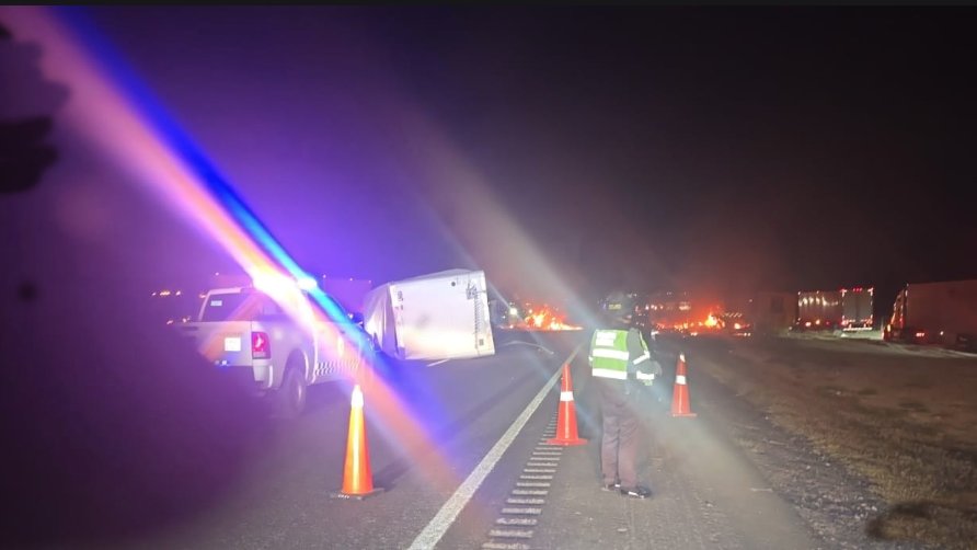 #TomePrecauciones en #SanLuisPotosí se registra cierre total de circulación tras #AccidenteVial cerca del km 113+800, de la carretera San Luis Potosí-Matehuala, ruta 57 vía 2379. Atienda indicación vial.